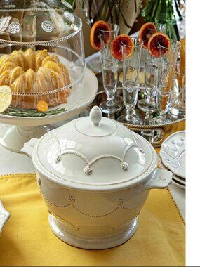Juliska Ceramic Berry and Thread Whitewash Round Casserole with Lid New in box
